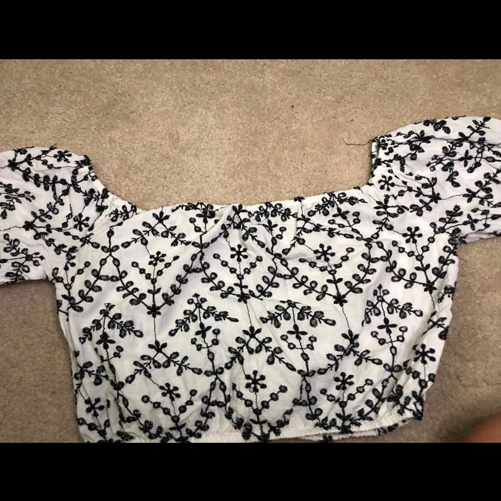 flower embroidered crop top - Picture 3 of 6